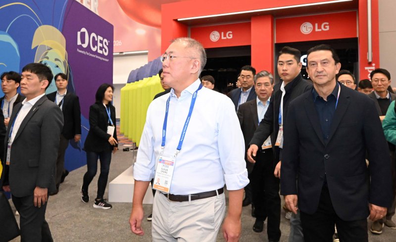 정의선 현대차그룹 회장과 호세 무뇨스 현대자동차 대표가 6일 미국 네바다주 라스베이거스 LVCC에서 열린 세계 최대 가전·정보기술(IT) 전시회 'CES 2026'를 둘러보고 있다. (공동취재) 2026.1.7/뉴스1 ⓒ News1 황기선 기자