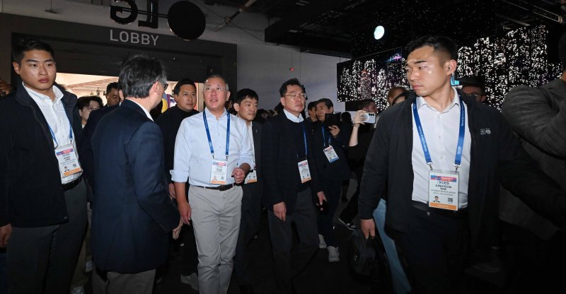 정의선 현대차그룹 회장이 6일 미국 네바다주 라스베이거스 LVCC에서 열린 세계 최대 가전·정보기술(IT) 전시회 'CES 2026'에 마련된 LG전자 부스를 방문해 전시장을 둘러보고 있다. (공동취재) 2026.1.7/뉴스1 ⓒ News1 황기선 기자