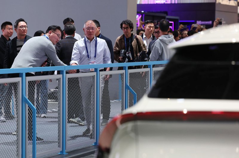 정의선 현대차그룹 회장이 6일(현지시간) 미국 네바다주 라스베이거스 컨벤션센터(LVCC) 현대차 부스를 둘러보고 있다. (공동취재) 2026.1.7/뉴스1 ⓒ News1 황기선 기자