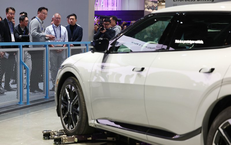 정의선 현대차그룹 회장이 6일(현지시간) 미국 네바다주 라스베이거스 컨벤션센터(LVCC) 현대차 부스를 둘러보고 있다. (공동취재) 2026.1.7/뉴스1 ⓒ News1 황기선 기자