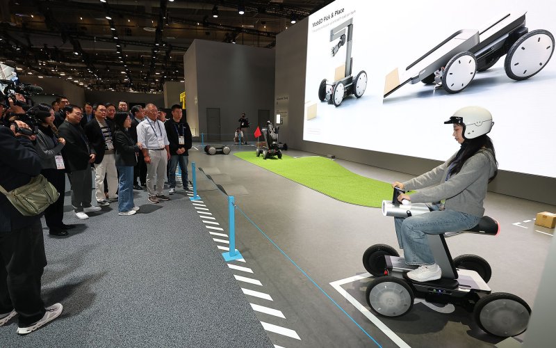 정의선 현대차그룹 회장이 6일(현지시간) 미국 네바다주 라스베이거스 컨벤션센터(LVCC) 현대차 부스를 둘러보고 있다. (공동취재) 2026.1.7/뉴스1 ⓒ News1 황기선 기자