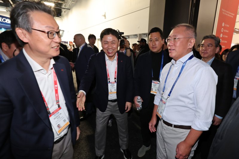 정의선 현대자동차 회장이 6일(현지시간) 미국 네바다주 라스베이거스 컨벤션센터(LVCC)에서 열린 'CES 2026'에서 LG전자 부스를 찾아 류재철 사장과 대화를 하고 있다. 2026.1.7/뉴스1 ⓒ News1 황기선 기자