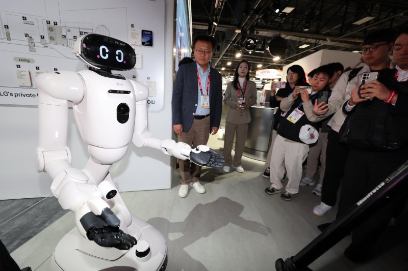 세계 최대 IT(정보기술)·가전 전시회 'CES 2026' 개막을 하루 앞둔 5일(현지시간) 미국 네바다주 라스베이거스 컨벤션센터(LVCC)에서 열린 LG전자 사전 부스투어에서 AI 홈로봇 'LG 클로이드'가 관람객을 안내하고 있다. 2026.1.6/뉴스1 ⓒ News1 황기선 기자