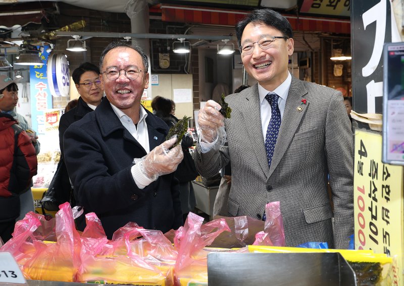 임광현 국세청장이 6일 수원 팔달구 소재 못골시장을 방문해 이충환 전국상인연합회장과 시장을 둘러보고 있다.(사진 : 국세청 제공) 2026.1.7. *재판매 및 DB 금지