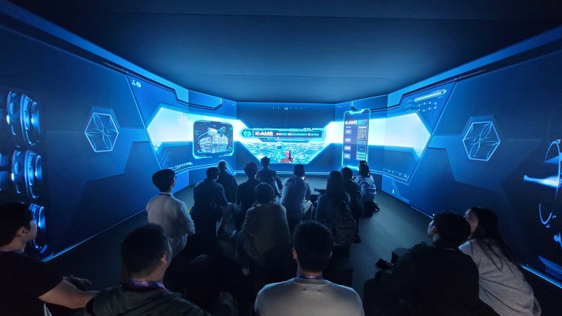 CES 2026 한전 전시관 관람하는 방문객들. (사진=한전 제공) photo@newsis.com