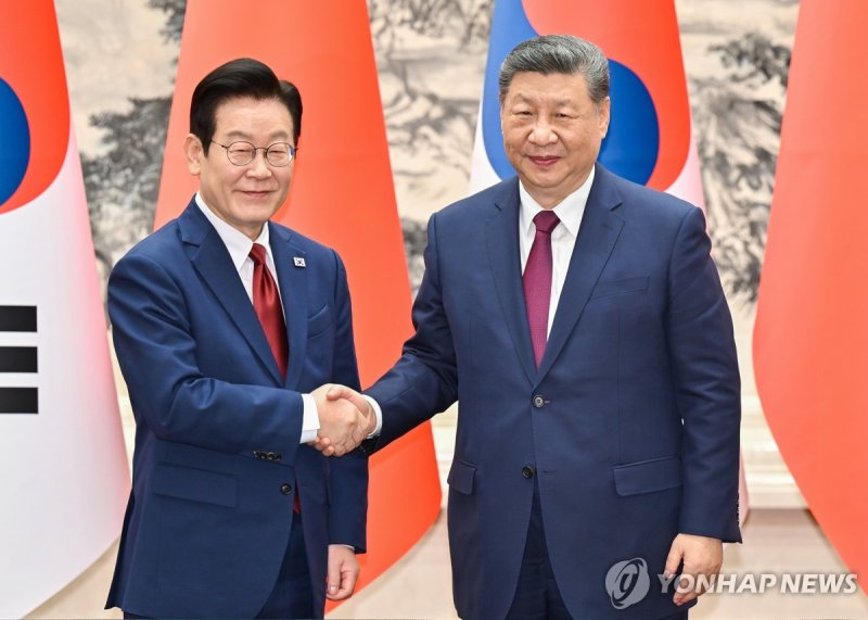베이징서 만난 이재명 대통령(왼쪽)과 시진핑 중국 국가주석 (출처=연합뉴스)