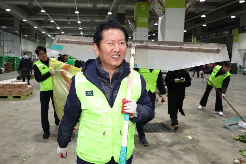 정청래 더불어민주당 대표가 7일 서울 송파구 가락동 농수산물 종합도매시장을 찾아 청소를 하고 있다. 2026.1.7/뉴스1 ⓒ News1 신웅수 기자