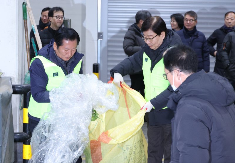 정청래 더불어민주당 대표가 7일 서울 송파구 가락동 농수산물 종합도매시장을 찾아 청소를 하고 있다. 2026.1.7/뉴스1 ⓒ News1 신웅수 기자