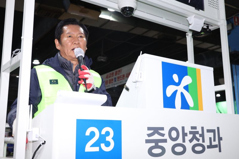 정청래 더불어민주당 대표가 7일 서울 송파구 가락동 농수산물 종합도매시장을 찾아 상인들에게 인사하고 있다. 2026.1.7/뉴스1 ⓒ News1 신웅수 기자