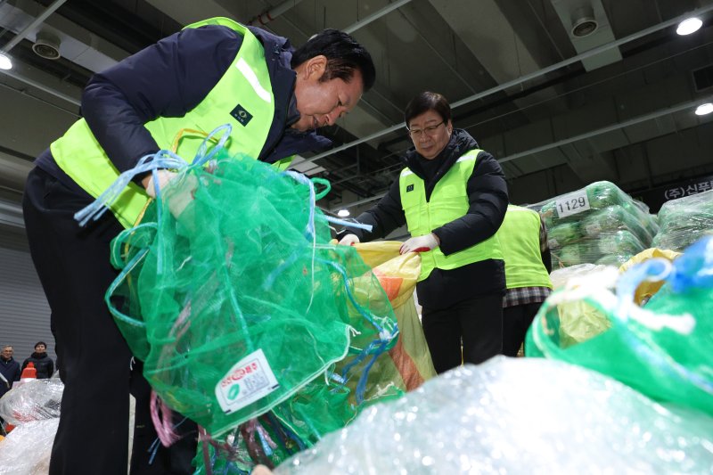 정청래 더불어민주당 대표가 7일 서울 송파구 가락동 농수산물 종합도매시장을 찾아 청소를 하고 있다. 2026.1.7/뉴스1 ⓒ News1 신웅수 기자