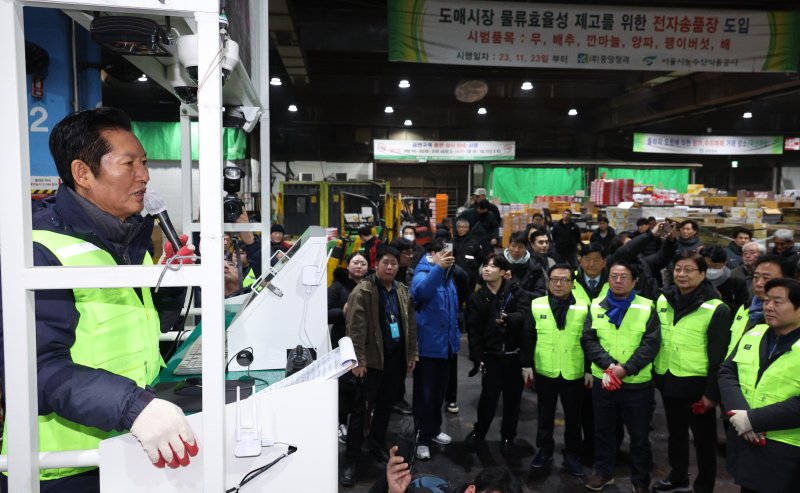 정청래 더불어민주당 대표가 7일 서울 송파구 가락동 농수산물 종합도매시장을 찾아 인사말을 하고 있다. 2026.1.7/뉴스1 ⓒ News1 신웅수 기자