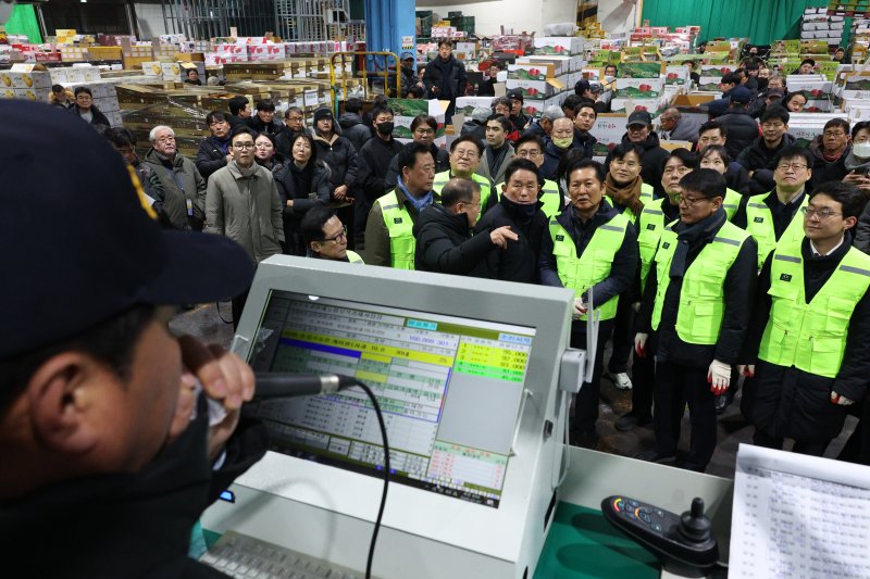 정청래 더불어민주당 대표가 7일 서울 송파구 가락동 농수산물 종합도매시장을 찾아 경매를 체험하고 있다. 2026.1.7/뉴스1 ⓒ News1 신웅수 기자