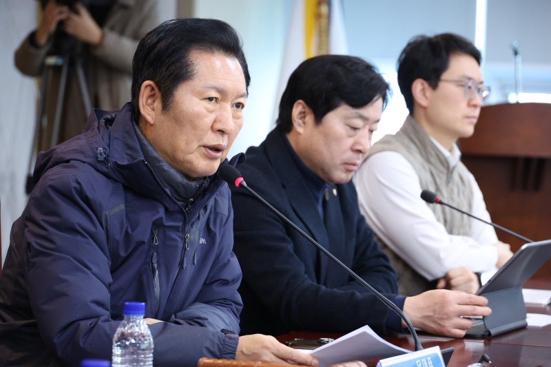 정청래 더불어민주당 대표가 7일 서울 송파구 서울시농수산식품공사에서 열린 서울 민생 현장 최고위원회의에서 발언하고 있다. 2026.1.7/뉴스1 ⓒ News1 신웅수 기자