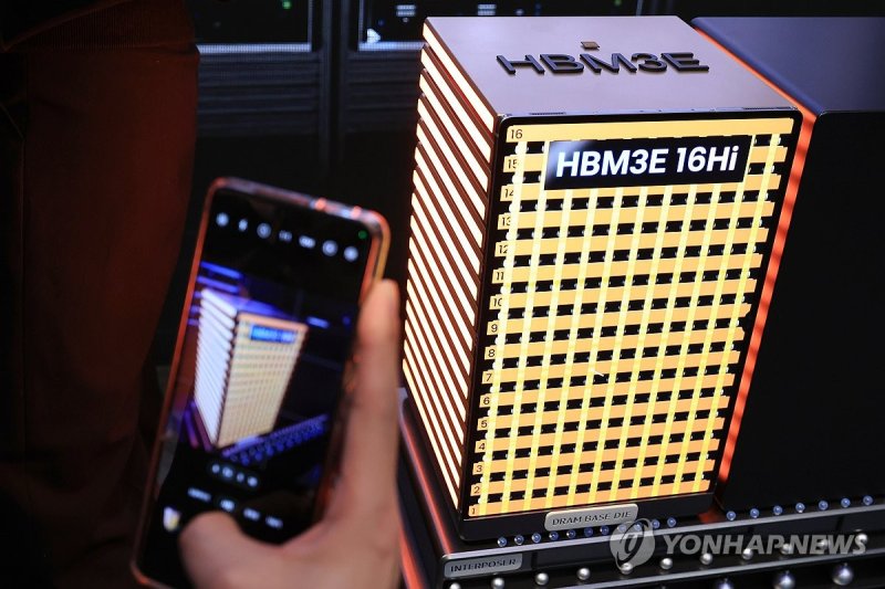 CES 2025에서 선보인 SK하이닉스 HBM3E 16단 (출처=연합뉴스)