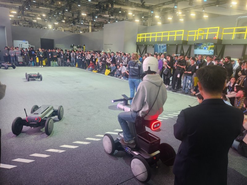 [라스베이거스=뉴시스] 6일(현지시간) 미국 라스베이거스 컨벤션 센터 웨스트 홀에서 열린 CES 2026 현대차그룹 부스 내 모베드 시연에 관람객이 대거 참석한 모습. (사진=이창훈 기자) 2026.01.06 photo@newsis.com *재판매 및 DB 금지 *재판매 및 DB 금지