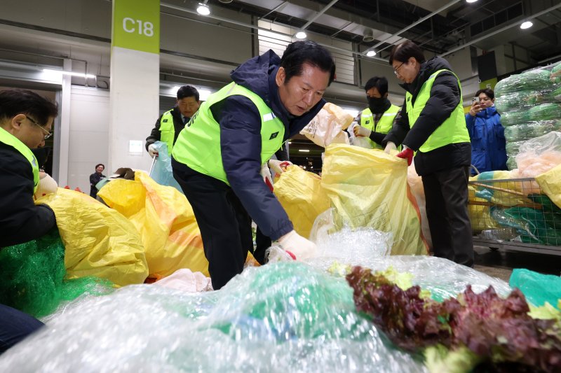 [서울=뉴시스] 조성우 기자 = 정청래 더불어민주당 대표가 7일 오전 서울 송파구 가락동 농수산물 종합도매시장 채소2동에서 반입 통로 청소를 하고 있다. 2026.01.07. xconfind@newsis.com