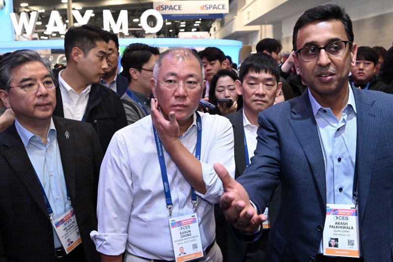 정의선 현대차그룹 회장이 세계 최대 가전·정보기술(IT) 전시회 'CES 2026'가 개막한 6일(현지시간) 미국 네바다주 라스베이거스 컨벤션센터에 마련된 퀄컴 부스에서 아카시 팔키왈라 퀄컴 최고운영책임자(COO) 의 안내를 받고 있다. /사진=뉴스1화상