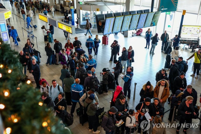 유럽서 폭설로 최소 6명 사망…항공·열차편 대거 취소 (출처=연합뉴스)
