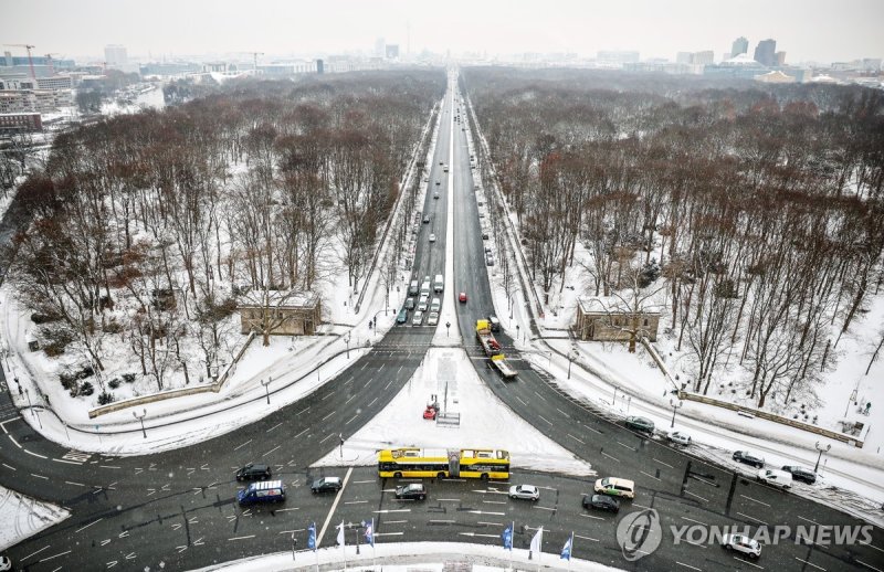 유럽서 폭설로 최소 6명 사망…항공·열차편 대거 취소 (출처=연합뉴스)