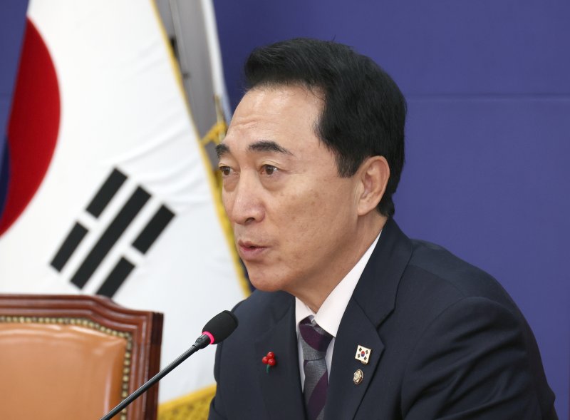 [서울=뉴시스] 김금보 기자 = 박수현 더불어민주당 수석대변인이 21일 서울 여의도 국회에서 기자간담회를 하고 있다. 2025.12.21. kgb@newsis.com