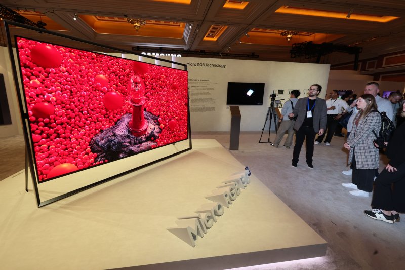 세계 최대 IT(정보기술)·가전 전시회 'CES 2026' 개막 일인 6일(현지시간) 미국 네바다주 라스베이거스 윈호텔에 마련된 삼성전자 단독 전시장에서 관람객들이 제품을 살펴보고 있다. 2026.1.7/뉴스1 ⓒ News1 황기선 기자