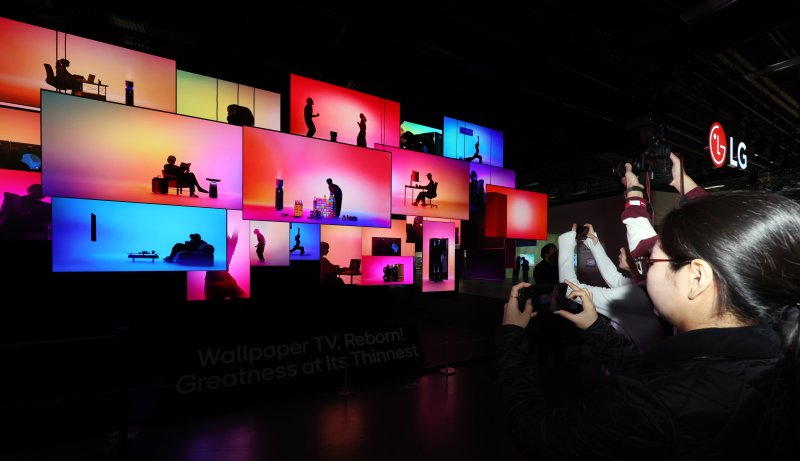 세계 최대 IT(정보기술)·가전 전시회 'CES 2026' 개막을 하루 앞둔 5일(현지시간) 미국 네바다주 라스베이거스 컨벤션센터(LVCC)에서 열린 LG전자 사전 부스투어에서 관람객들이 9㎜대 두께를 구현한 무선 월페이퍼 TV를 살펴보고 있다. 2026.1.6/뉴스1 ⓒ News1 황기선 기자