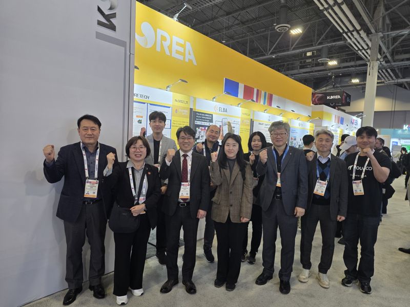 CES 2026 울산관에 참가하고 있는 울산지역 기업 7곳 관계자들과 울산시청 공무원들이 지난 6일 현지에서 의지를 다지고 있다. 울산시 제공