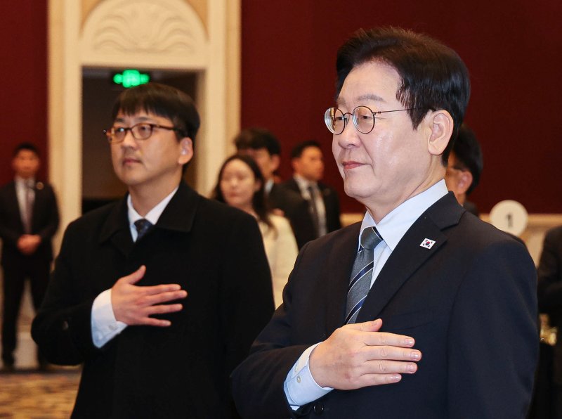 중국을 국빈방문 중인 이재명 대통령이 7일 상하이시에서 열린 순방기자단 오찬간담회에서 국민의례를 하고 있다. 2026.1.7/뉴스1 ⓒ News1 허경 기자