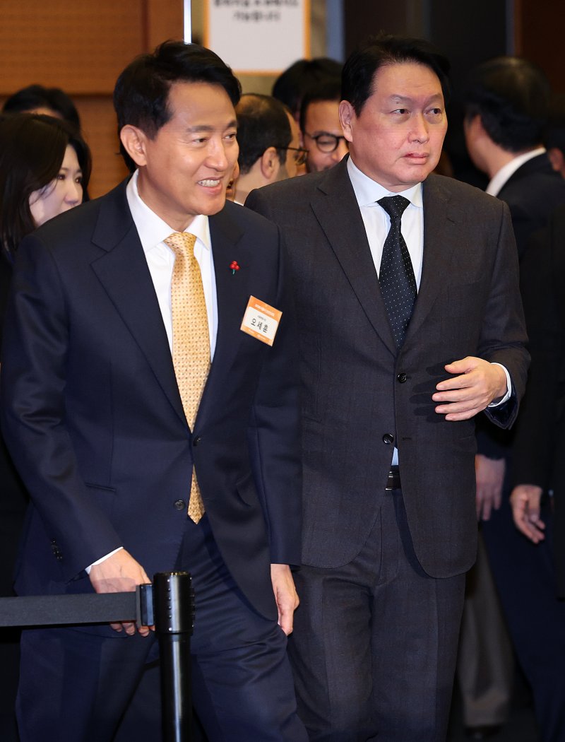 [서울=뉴시스] 이영환 기자 = 오세훈(왼쪽) 서울시장과 최태원 서울상공회의소 회장이 7일 오전 서울 중구 대한상공회의소에서 열린 2026 서울시 신년인사회에 참석하고 있다. 2026.01.07. 20hwan@newsis.com