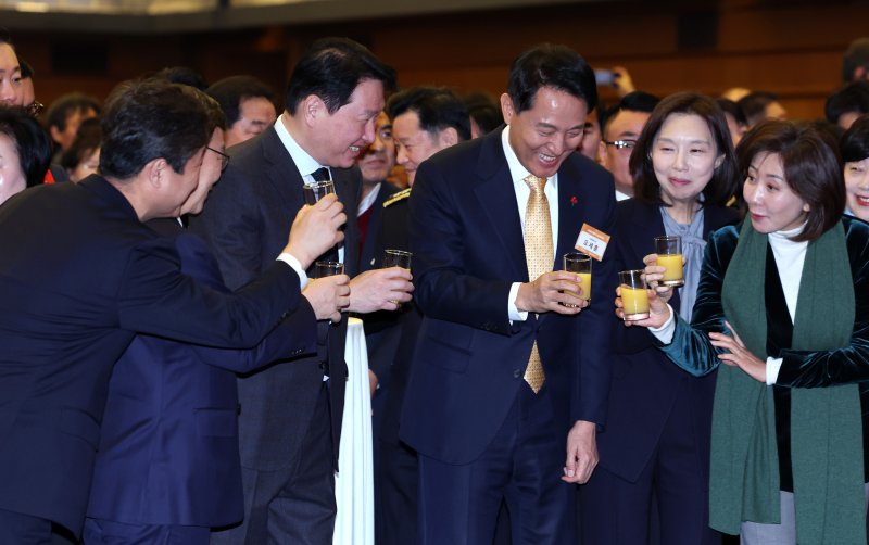 [서울=뉴시스] 이영환 기자 = 최태원(왼쪽 세 번째부터) 서울상공회의소 회장과 오세훈 서울시장이 7일 오전 서울 중구 대한상공회의소에서 열린 2026 서울시 신년인사회에 참석해 건배를 하고 있다. 2026.01.07. 20hwan@newsis.com