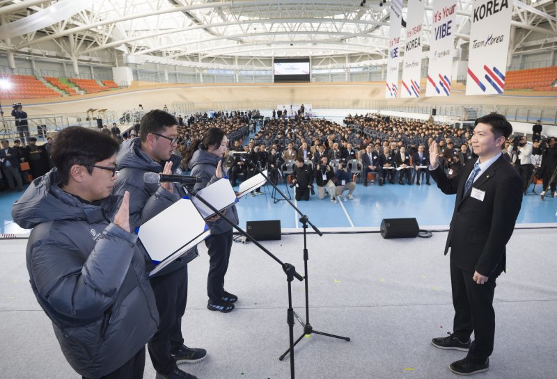 [진천=뉴시스] 김근수 기자 = 7일 오전 충북 진천 국가대표선수촌 벨로드롬 인필드에서 열린 2026 국가대표 훈련개시식에서 유승민 대환체육회장을 비롯한 선수들이 대표자 선서를 하고 있다. 왼쪽부터 김성진 근대5종 감독, 양궁 김우진, 빙상 최민정. 2026.01.07. ks@newsis.com