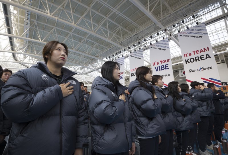 [진천=뉴시스] 김근수 기자 = 7일 오전 충북 진천 국가대표선수촌 벨로드롬 인필드에서 열린 2026 국가대표 훈련개시식에서 양궁 국가대표 선수들이 국민의례를 하고 있다. 2026.01.07. ks@newsis.com