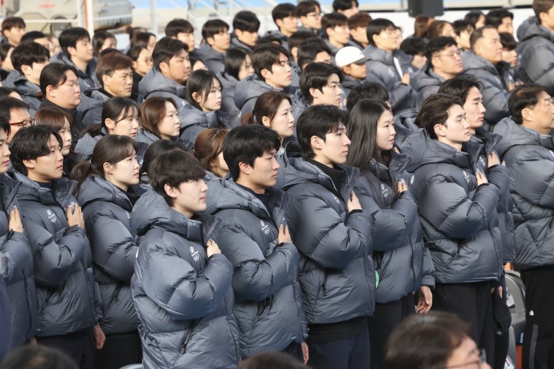 [진천=뉴시스] 김근수 기자 = 7일 오전 충북 진천 국가대표선수촌 벨로드롬 인필드에서 열린 2026 국가대표 훈련개시식에서 빙상 국가대표 선수들이 국민의례를 하고 있다. 2026.01.07. ks@newsis.com
