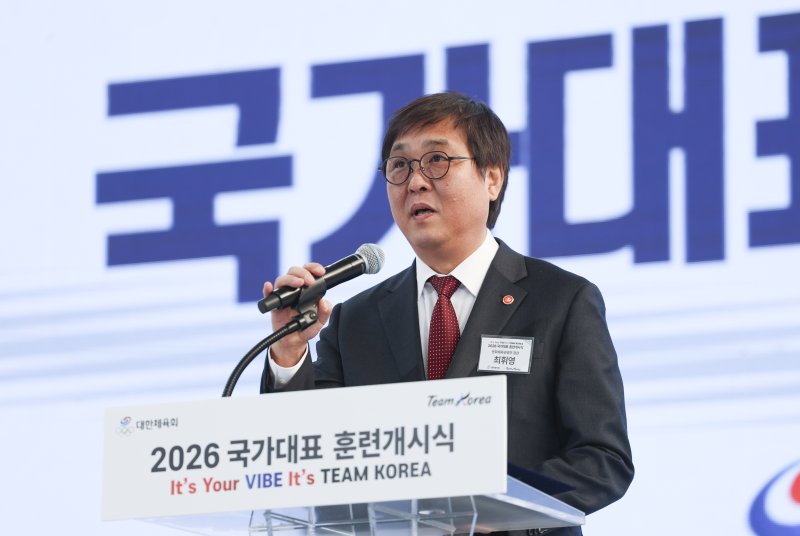 [진천=뉴시스] 김근수 기자 = 최휘영 문화체육관광부 장관이 7일 오전 충북 진천 국가대표선수촌 벨로드롬 인필드에서 열린 2026 국가대표 훈련개시식에서 발언하고 있다. 2026.01.07. ks@newsis.com