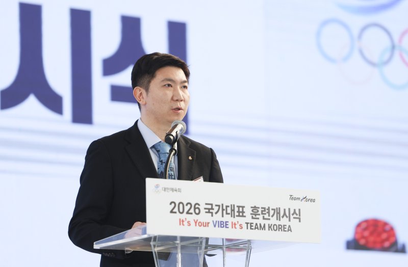 [진천=뉴시스] 김근수 기자 = 유승민 대한체육회장이 7일 오전 충북 진천 국가대표선수촌 벨로드롬 인필드에서 열린 2026 국가대표 훈련개시식에서 발언하고 있다. 2026.01.07. ks@newsis.com