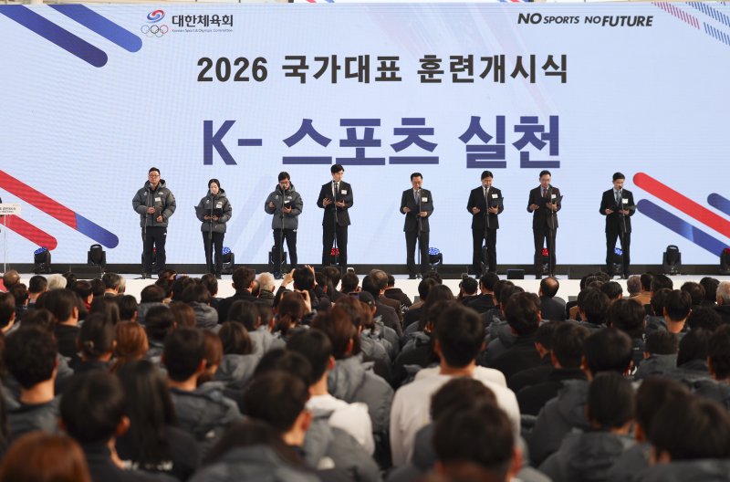 [진천=뉴시스] 김근수 기자 = 유승민 대한체육회장을 비롯한 참석자들이 7일 오전 충북 진천 국가대표선수촌 벨로드롬 인필드에서 열린 2026 국가대표 훈련개시식에서 K-스포츠 실천 약속을 낭독하고 있다. 2026.01.07. ks@newsis.com