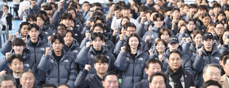 [진천=뉴시스] 김근수 기자 = 7일 오전 충북 진천 국가대표선수촌 벨로드롬 인필드에서 열린 2026 국가대표 훈련개시식에서 쇼트트랙 대표팀 선수들이 화이팅 포즈를 하고 있다. 2026.01.07. ks@newsis.com