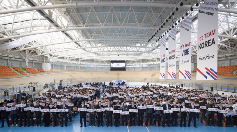 [진천=뉴시스] 김근수 기자 = 7일 오전 충북 진천 국가대표선수촌 벨로드롬 인필드에서 열린 2026 국가대표 훈련개시식에서 국가대표 선수들이 플래카드를 들고 기념촬영을 하고 있다. 2026.01.07. ks@newsis.com