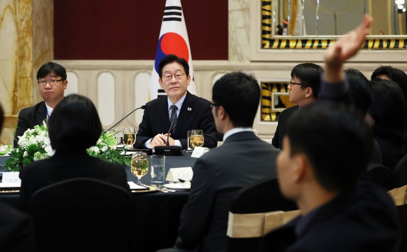 이재명 대통령이 중국 국빈 방문 마지막 날인 7일 상하이의 한 호텔에서 열린 순방 기자단 오찬 간담회에서 기자들의 질문을 받고 있다. 뉴시스