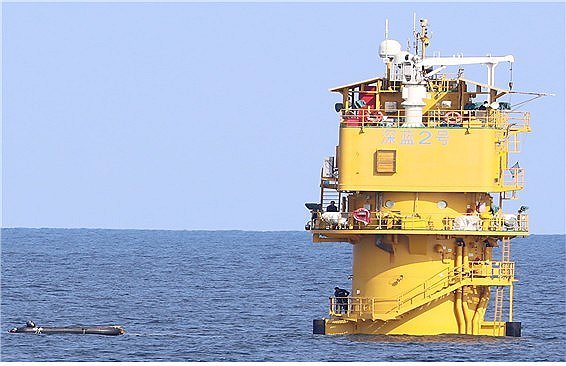 서해 한중 잠정조치수역에 설치된 중국 구조물 (출처=연합뉴스)