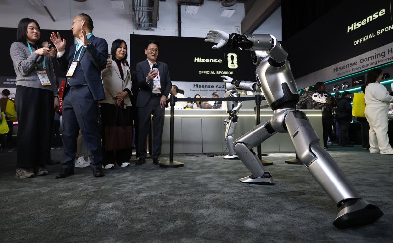CES 개막일인 지난 6일(현지시간) 미국 네바다주 라스베이거스 컨벤션센터(LVCC) 중국 기업 하이센스 부스에서 '하이 로봇'이 무술 동작을 재현하고 있다. 연합뉴스