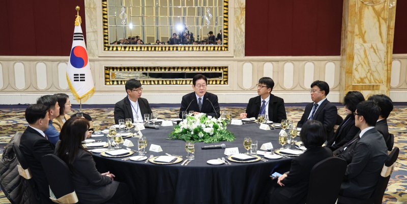 이재명 대통령이 중국 국빈 방문 마지막 날인 7일 상하이의 한 호텔에서 열린 순방 기자단 오찬 간담회에서 발언하고 있다. 뉴시스