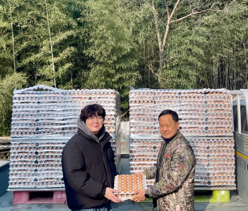 [진주=뉴시스]진주 금포영농조합법인, 계란 전달.(사진=진주시사회복지법인 제공).2026.01.07.photo@newsis.com *재판매 및 DB 금지