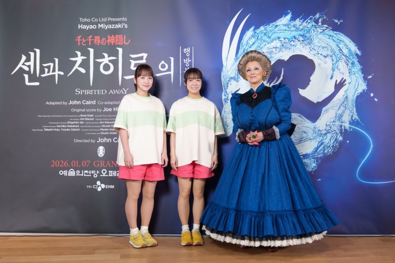 왼쪽부터 치히로 역 가와에이 리나, 가미시라이시 모네, 유바바 역 나쓰키 마리 (출처=연합뉴스)