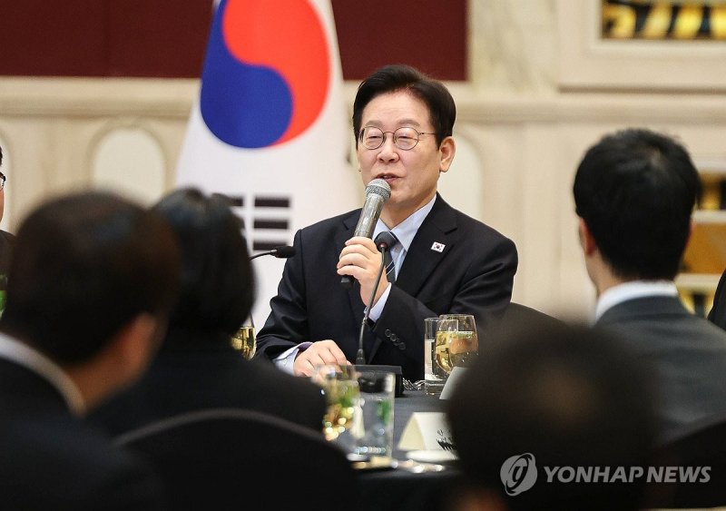 순방 기자단 오찬 간담회, 발언하는 이재명 대통령 (출처=연합뉴스)