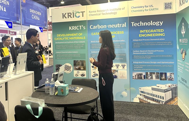 CES 2026 한국화학연구원이 전시부스에서 국가과학기술연구회 김영식 이사장(왼쪽)이 화학연 연구원의 설명을 듣고 있다. 한국화학연구원 제공