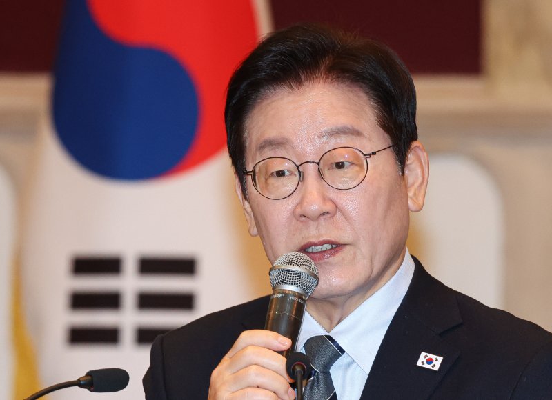 중국을 국빈방문 중인 이재명 대통령이 7일 상하이시에서 열린 순방기자단 오찬간담회에서 발언하고 있다. 2026.1.7/뉴스1 ⓒ News1 허경 기자