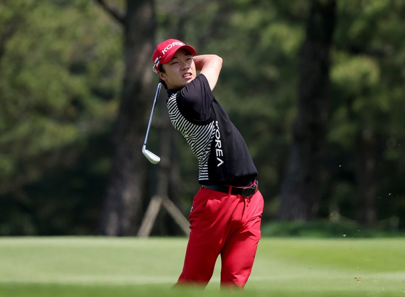 송민혁이 21일 제주 서귀포 핀크스골프클럽에서 열린 2023시즌 KPGA 코리안투어 'SK텔레콤 오픈 2023' 최종라운드에서 4번홀 세컨 아이언샷을 하고 있다. (KPGA 제공) 2023.5.21/뉴스1