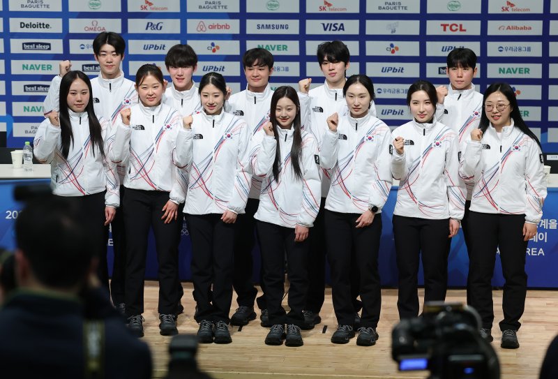 7일 충북 진천선수촌에서 열린 2026 밀라노·코르티나 동계올림픽대회 D-30 미디어데이에서 선수단이 파이팅을 외치며 기념 촬영하고 있다.연합뉴스