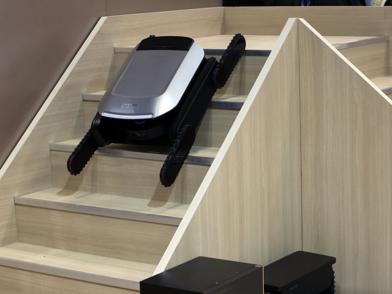 세계 최대 IT(정보기술)·가전 전시회 'CES 2026' 개막 일인 6일(현지시간) 미국 네바다주 라스베이거스 컨벤션센터(LVCC)에서 드리미 로봇청소기가 시연을 하고 있다. 2026.1.7/뉴스1 ⓒ News1 황기선 기자